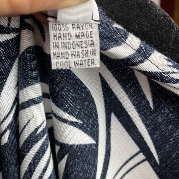 NWT Blue Ginger Womenʻs Black White Tropical Leaf Print Tunic Top Medium - Picture 9 of 9